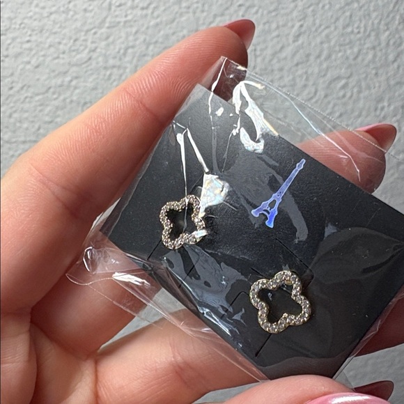 NWT Emma Vera Jewelry Silver Clover Stud Earrings - Picture 4 of 4